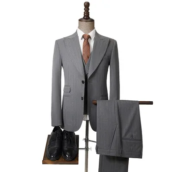 2023 Мужчины высокого класса (костюм + жилет + брюки) Высококачественный свадебный костюм, приталенный Корейский повседневный костюм в серую полоску, комплект из трех предметов