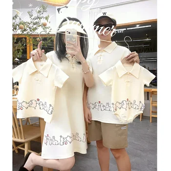 Китайская одежда для родителей и детей в одинаковом стиле для Всей семьи: Мама и Дочь в одинаковом платье, Папа и Сын в одинаковой футболке.