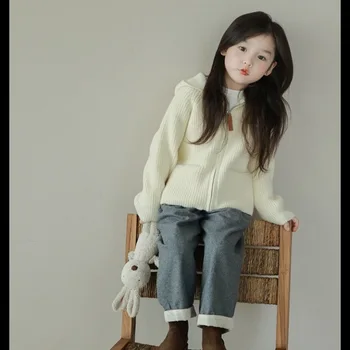 Куртка-кардиган для девочек, осень 2023, новый детский минималистичный вязаный свитер на молнии в корейском стиле в западном стиле с капюшоном для девочек.