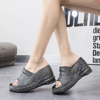 Летние женские Однотонные Новые брендовые тапочки Черного цвета, модные Современные туфли с круглым носком, увеличивающие рост, Лаконичные Уникальные туфли в стиле Magzine 2023 года выпуска