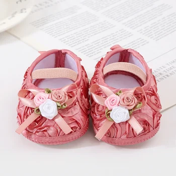 Осенние туфли для новорожденных девочек с небольшим цветочным декором для первых ходунков, удобные туфли для кроватки с розами для 0-12 месяцев