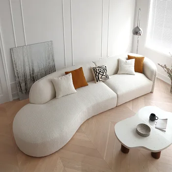 Художественный диван из ткани кремового цвета в гостиной небольшой квартиры с итальянским плюшевым угловым диваном-аркой из овечьего плюша