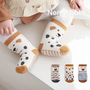 Носки для малышей с мультяшными животными, Силикагелевые нескользящие хлопчатобумажные носки для девочек и мальчиков, милые носки унисекс в крапинку, теплые для новорожденных 0-5 лет